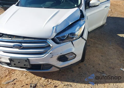 2018 Ford Escape Titanium z USA, uszkodzony, nr VIN 1FMCU9J94JUD17997